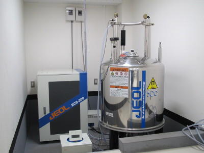 核磁気共鳴分光装置(NMR)